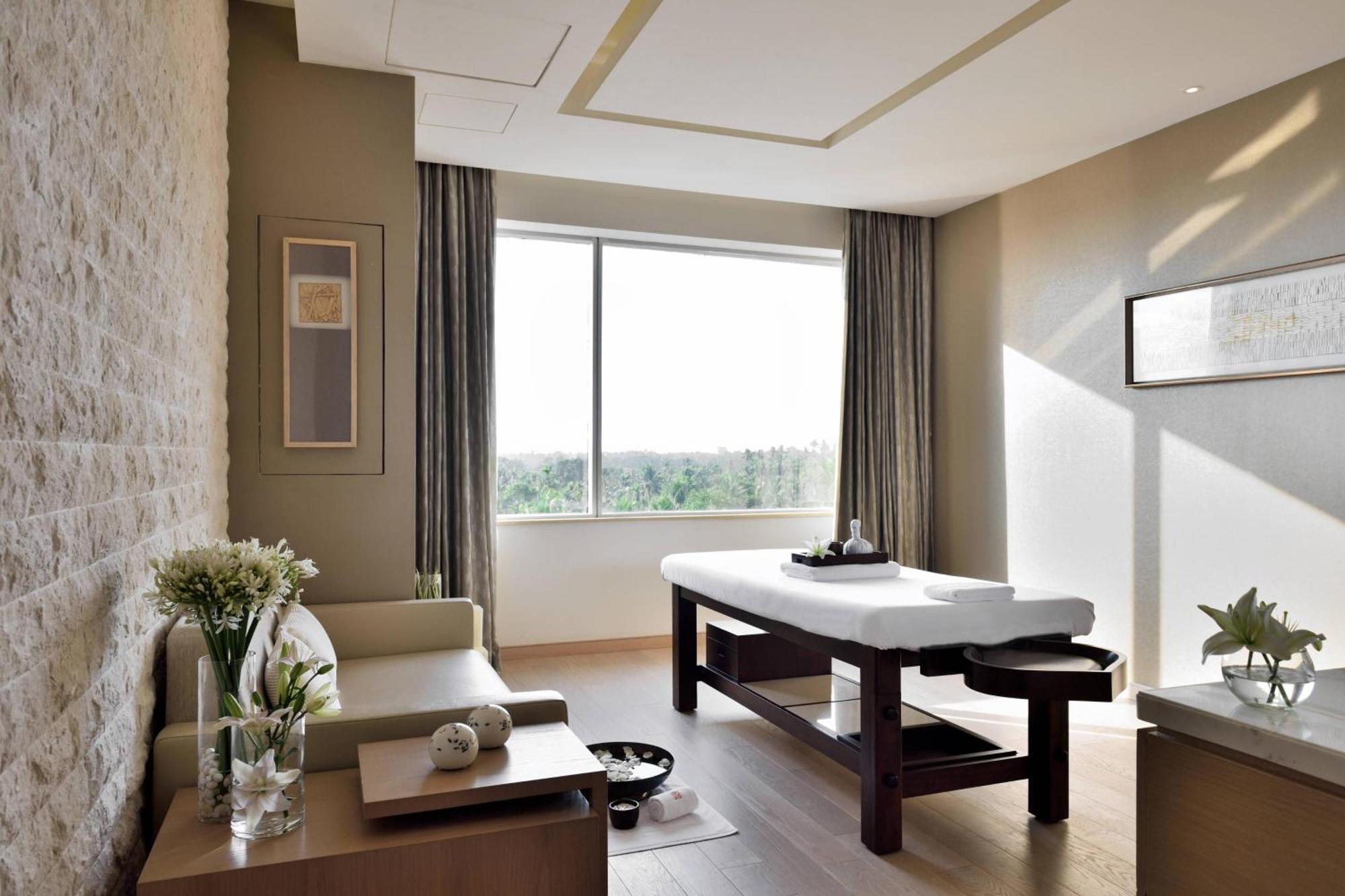 Kochi Marriott Hotel Eksteriør bilde A massage table in a spa